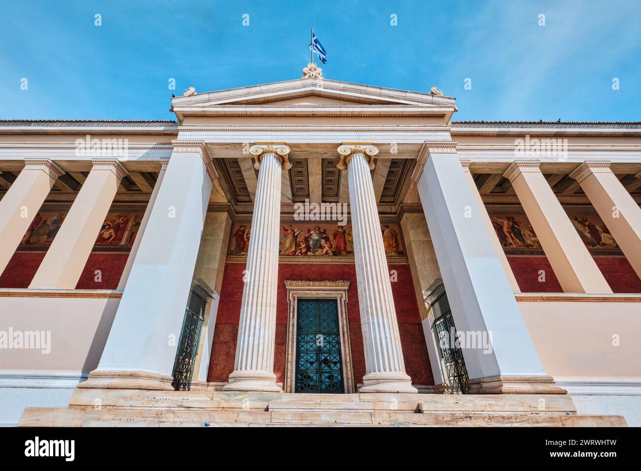 Athen, Griechenland - 03. März 2024: Gebäude der nationalen und Kapodistrischen Universität Athen im Zentrum der Stadt Stockfoto