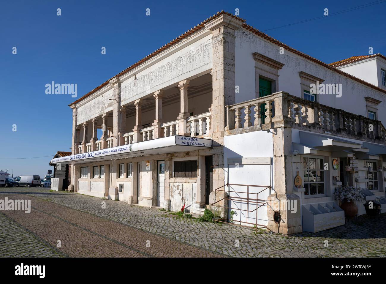 Portugal, Region Oeste, Nazaré, stillgelegte Ladeneinheiten auf Largo de Nossa Sra. Da Nazaré im Gebiet von Sítio (nach COVID-19-Pandemie geschlossen) Stockfoto