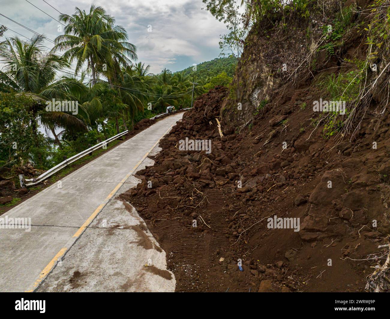 Erdrutsche aufgrund starker Regenfälle blockieren die Bergstraße. Philippinen. Stockfoto