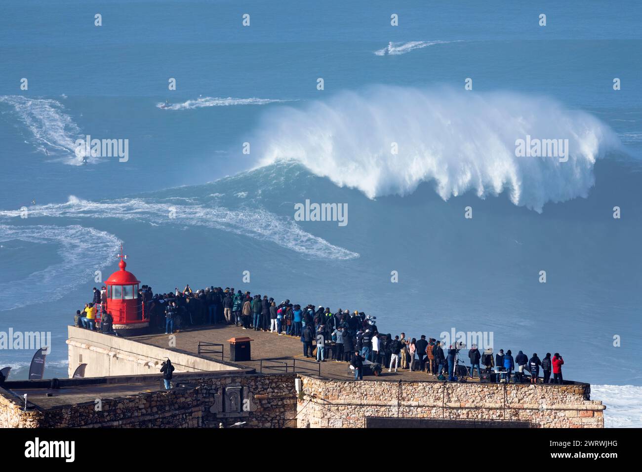 Europa, Portugal, Region Oeste, Nazaré, Besucher beobachten die riesigen Wellen von Forte de Sao Miguel Arcanjo während des Free Surfing Event 2022 Stockfoto