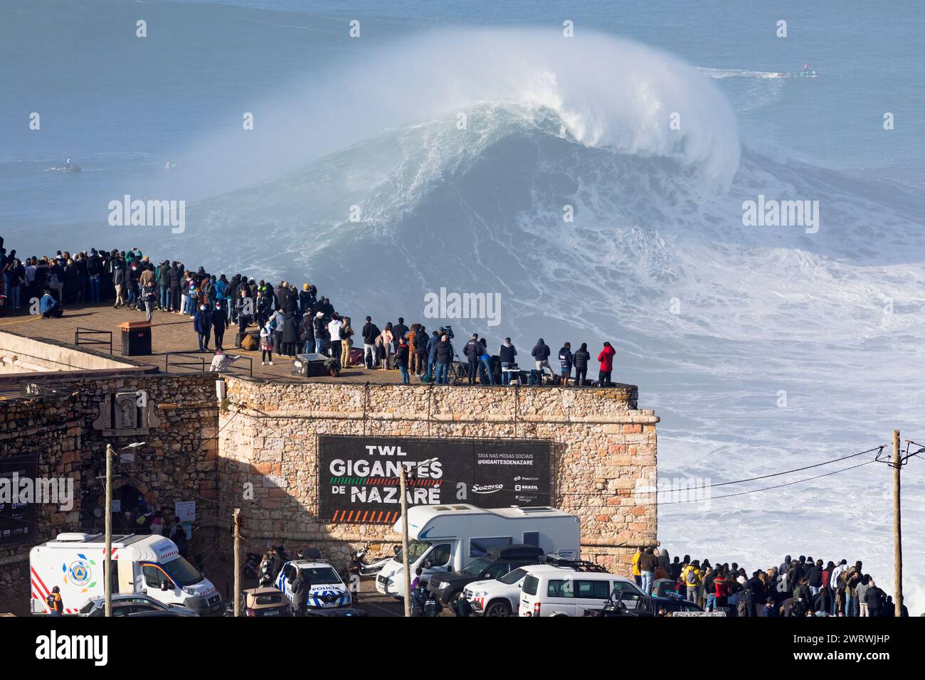 Europa, Portugal, Region Oeste, Nazaré, Besucher beobachten die riesigen Wellen von Forte de Sao Miguel Arcanjo während des Free Surfing Event 2022 Stockfoto