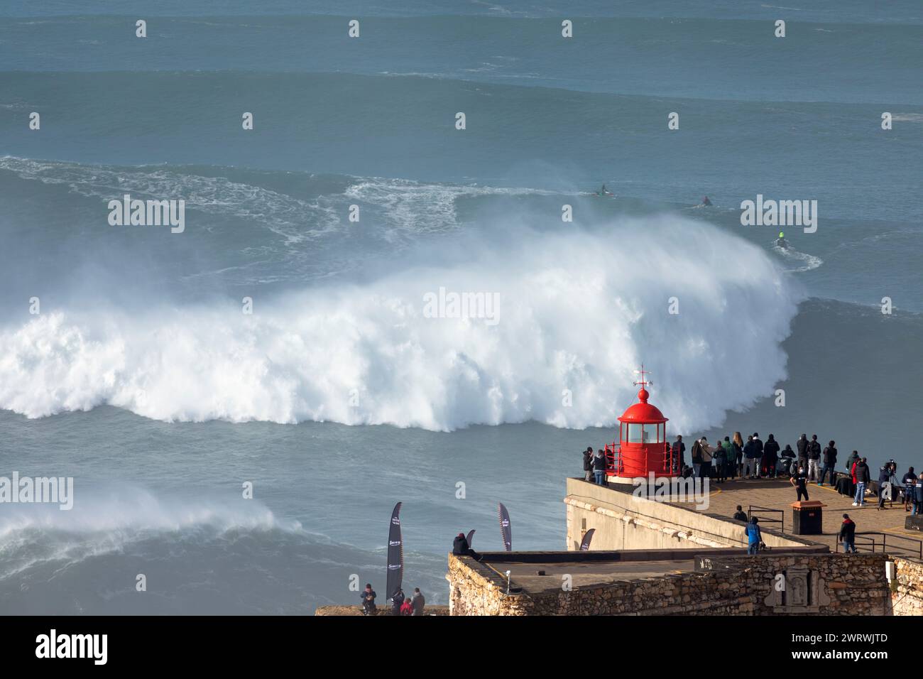 Europa, Portugal, Region Oeste, Nazaré, Besucher beobachten die riesigen Wellen von Forte de Sao Miguel Arcanjo während des Free Surfing Event 2022 Stockfoto