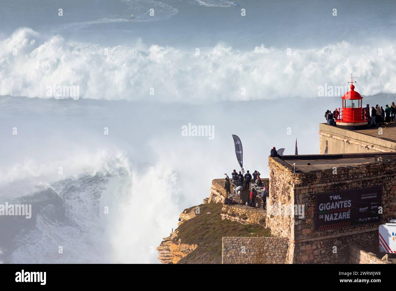 Europa, Portugal, Region Oeste, Nazaré, Besucher beobachten die riesigen Wellen von Forte de Sao Miguel Arcanjo während des Free Surfing Event 2022 Stockfoto