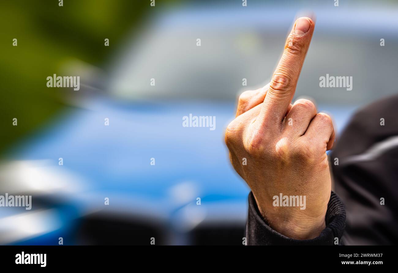 Der Stinkefinger ist eine bekannte, aber nicht freundlich, Geste. Hier von einem jungen Mann gezeigt. (Wil ZH, Schweiz, 20.05.2023) Stockfoto