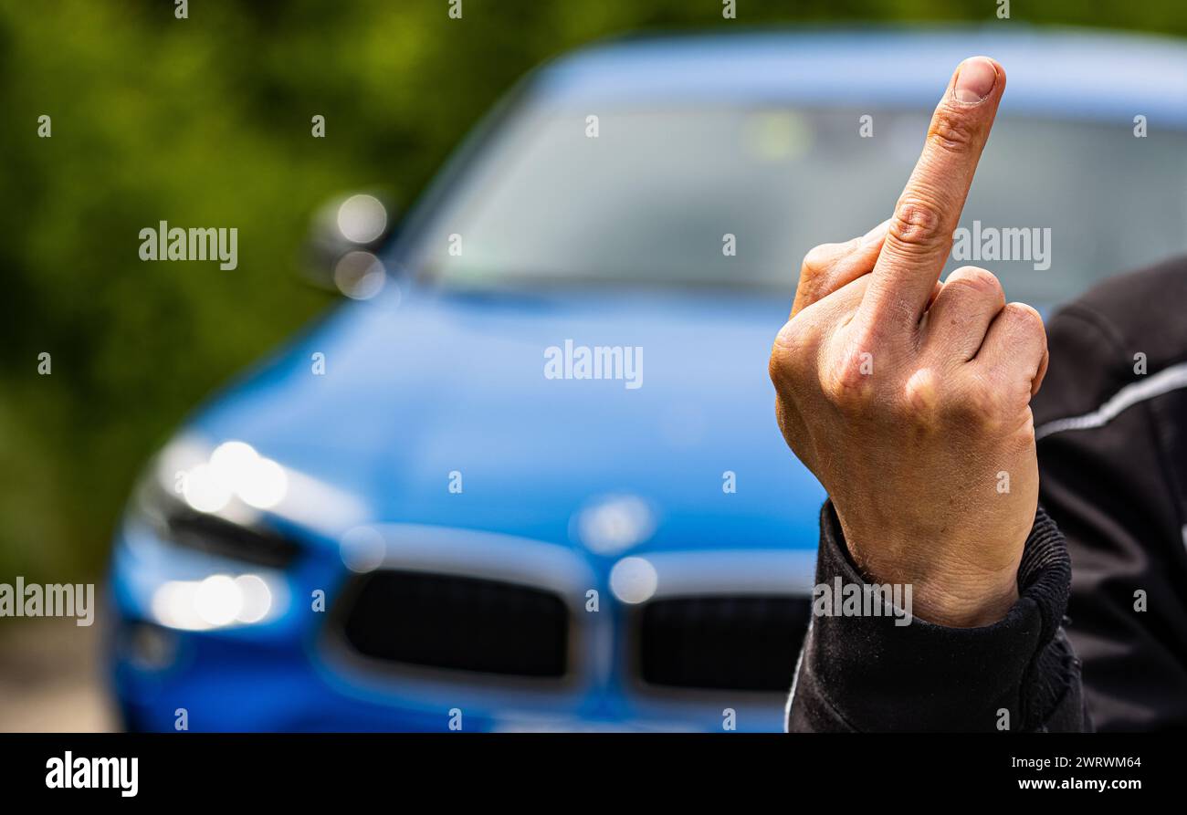 Der Stinkefinger ist eine bekannte, aber nicht freundlich, Geste. Hier von einem jungen Mann gezeigt. (Wil ZH, Schweiz, 20.05.2023) Stockfoto