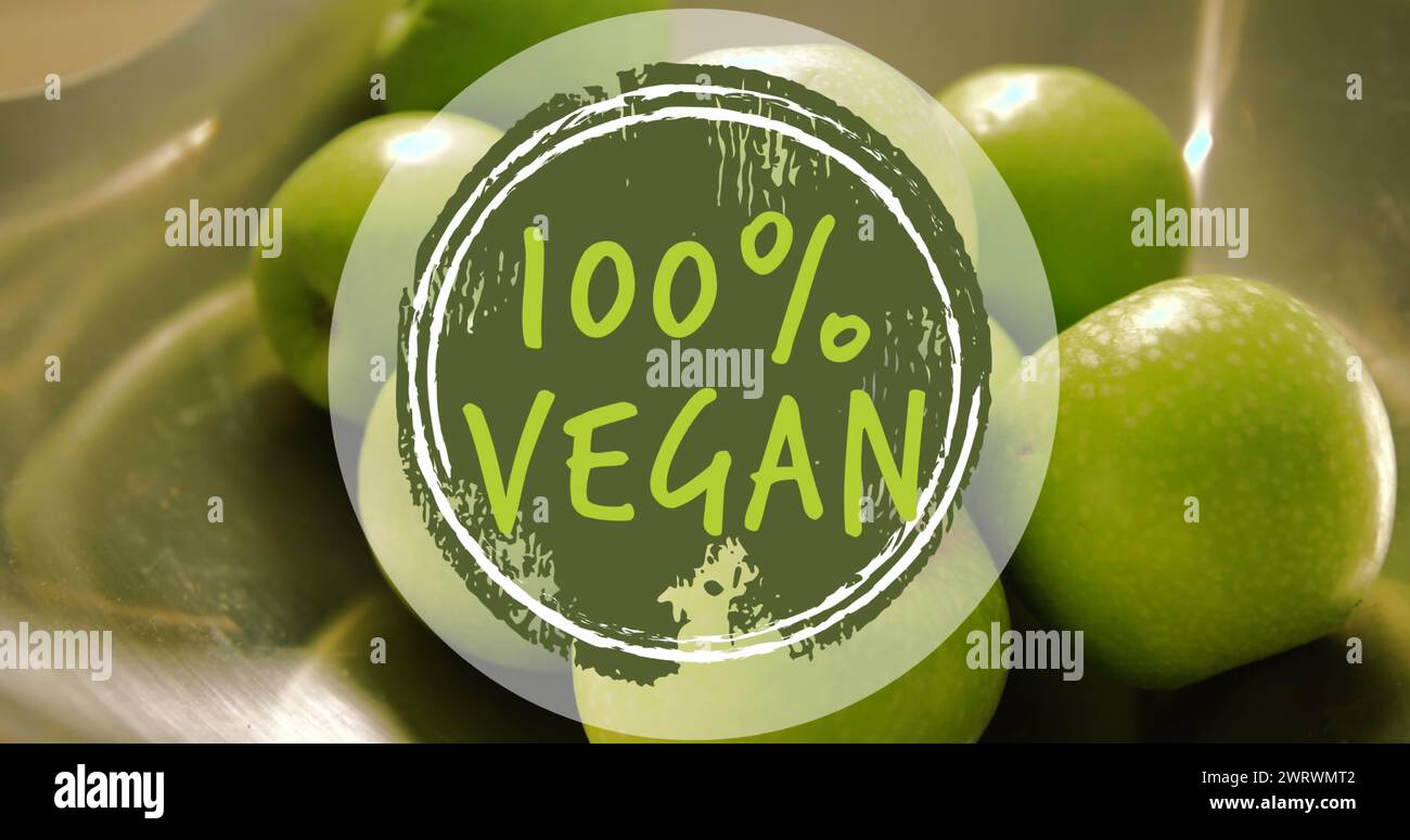 Bild: 100 % veganes Textbanner vor Nahaufnahme grüner Äpfel Stockfoto