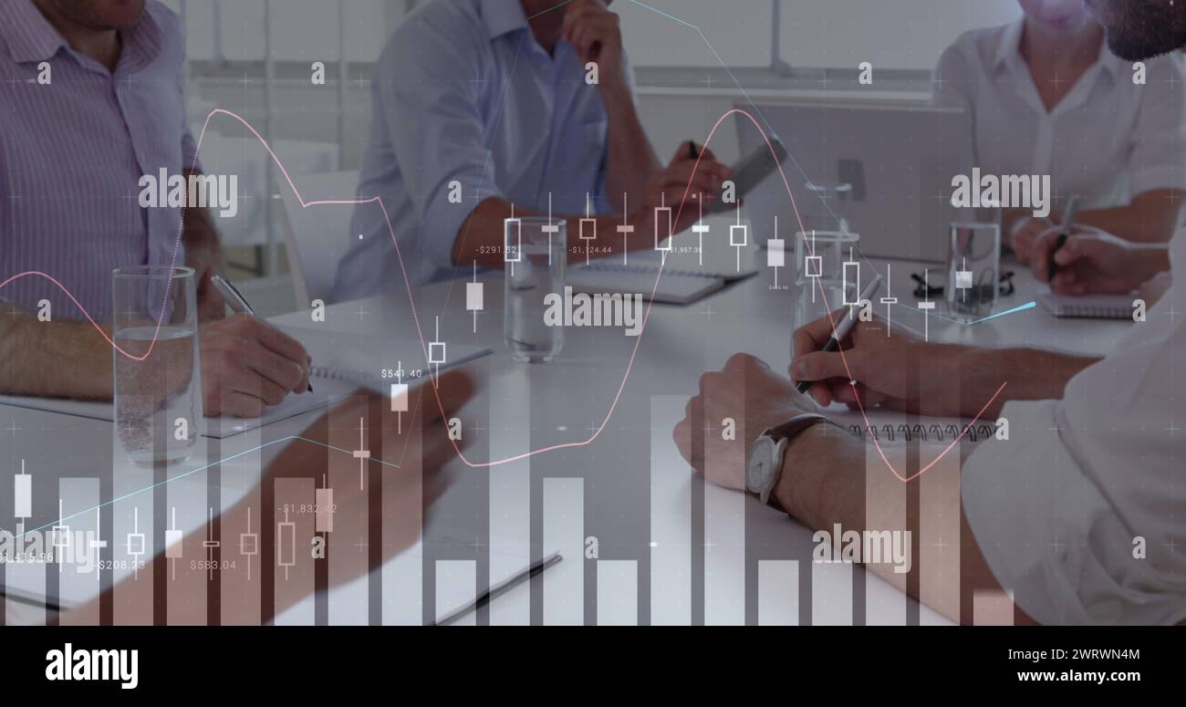 Digitale Zusammenstellung verschiedener Mitarbeiter in einer Tischbesprechung, während sich Diagramme im Vordergrund bewegen Stockfoto