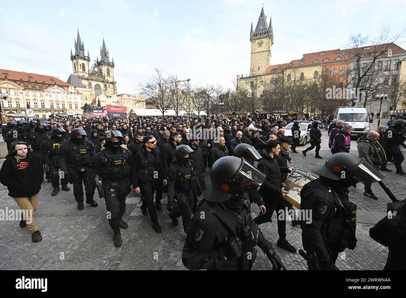 Prag, Tschechische Republik. März 2024. Polizeibeamte überwachen Fans, die sich vor dem marsch zum Spiel Slavia Praha gegen AC Milan, dem Rückspiel des Halbfinales der Europa League, am 14. März 2024 auf dem Altstädter Ring in Prag, Tschechien, versammeln. Quelle: VIT Simanek/CTK Photo/Alamy Live News Stockfoto