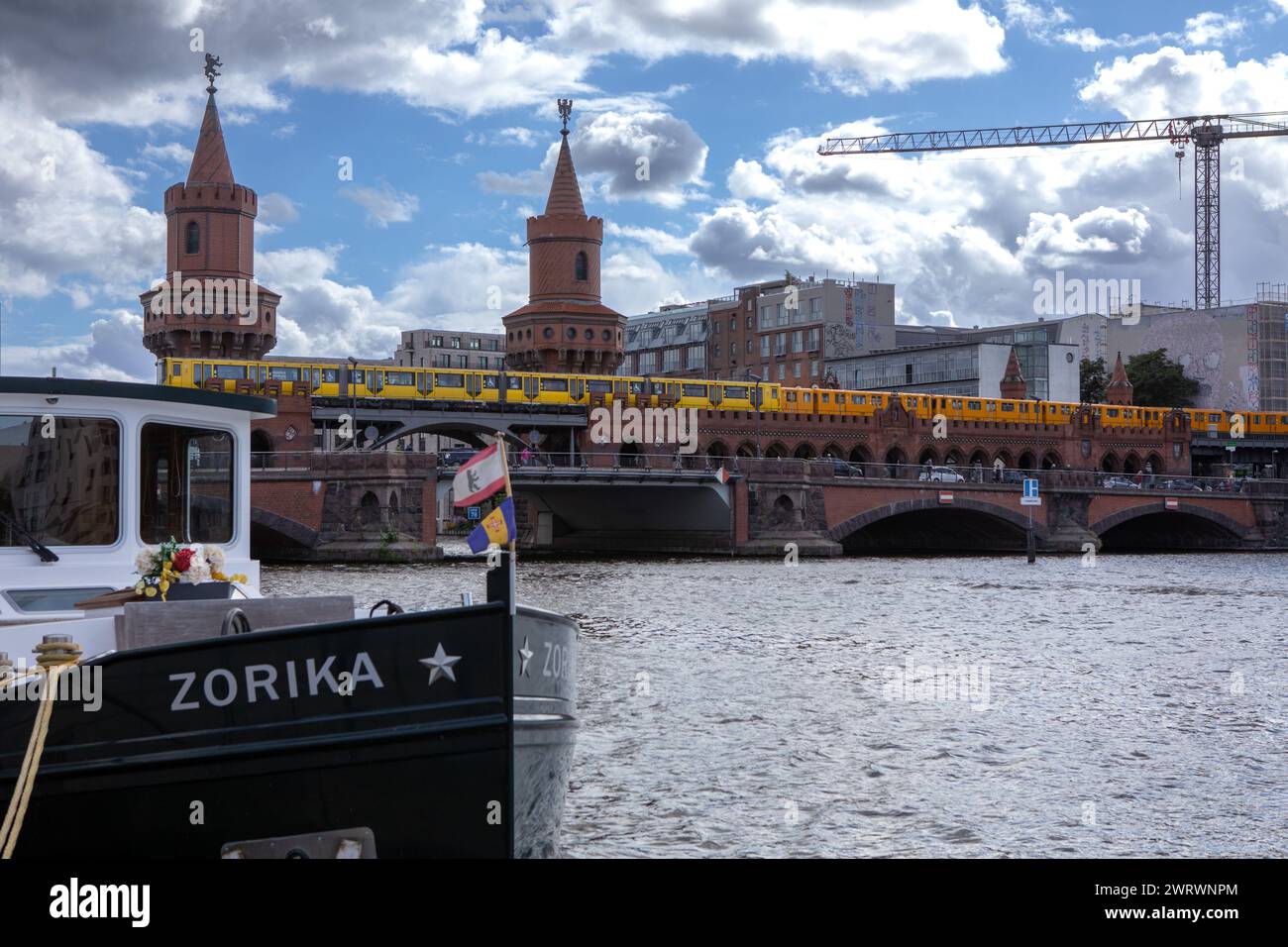 September 2022: Die Oberbaumbrücke in der deutschen Hauptstadt überquerte die Spree im Film Run Lola Run Stockfoto