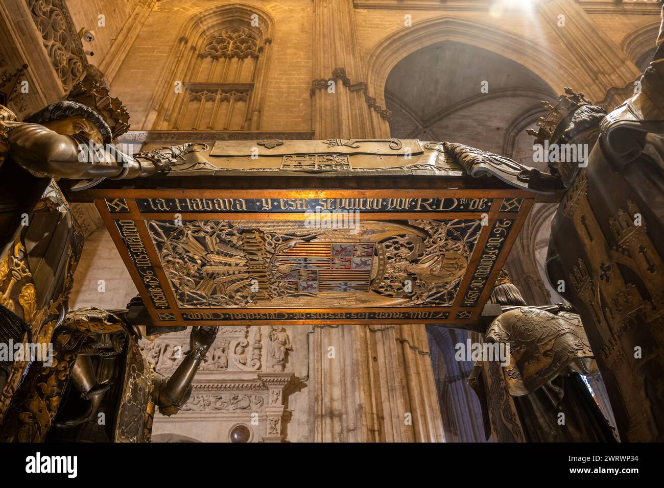 Sevilla, Spanien - 23. Oktober 2023: Grab von Christoph Kolumbus in der Kathedrale von Sevilla, in Alabaster und polychromer Bronze auf Schultern von vier Stunden gemeißelt Stockfoto