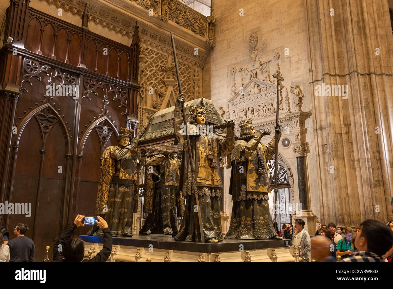 Sevilla, Spanien - 23. Oktober 2023: Grab von Christoph Kolumbus in der Kathedrale von Sevilla, in Alabaster und polychromer Bronze auf Schultern von vier Stunden gemeißelt Stockfoto