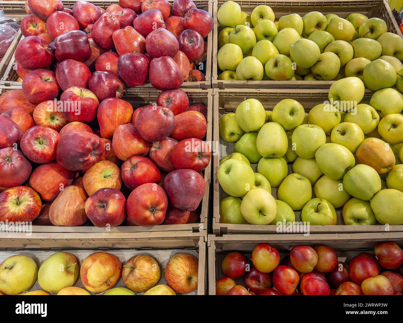 Rote und grüne Äpfel werden in Kästen auf dem Verkaufsstand des Gemüsehändlers in der Draufsicht angezeigt Stockfoto