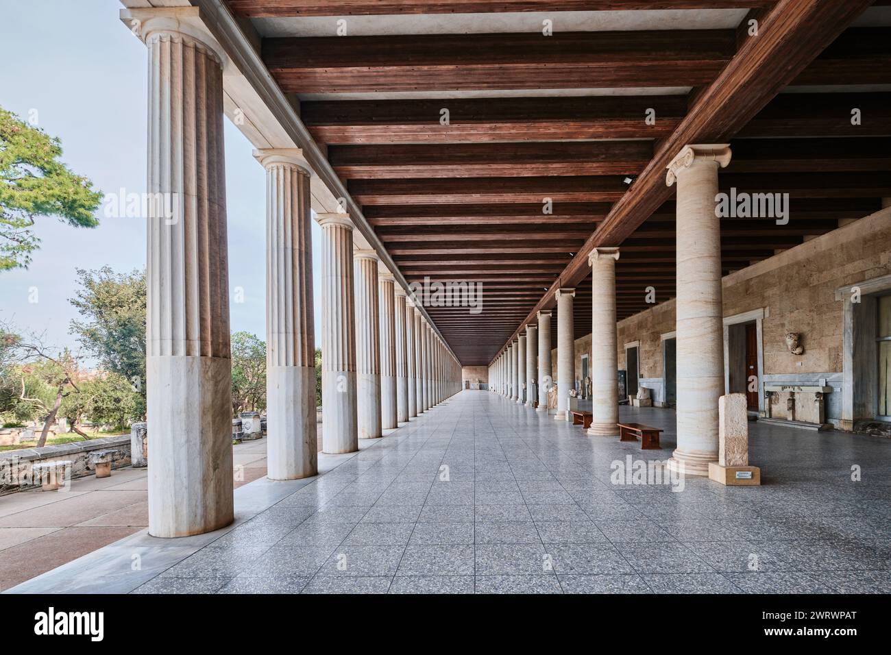 Athen, Griechenland - 03. März 2024: STOA von Attalos im antiken Agora von Athen, Kolonnade aus weißem dorischem Marmor mit antiker griechischer Architektur Stockfoto