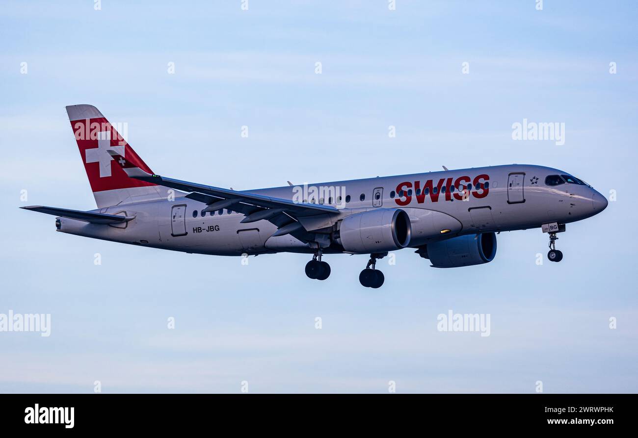 Ein Airbus A220-100 von Swiss International Airlines befindet sich im Landeanflug auf den Flughafen Zürich. Gestartet ist das Flugzeug in Genf. Regist Stockfoto