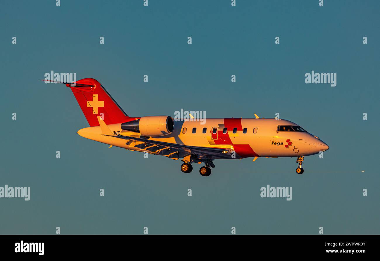 Ein Ambulanzflugzeug des Typ Bombardier Challenger 650 der Schweizerischen Rettungsflugwacht (REGA) befindet sich im Landeanflug auf den Flughafen Zür Stockfoto