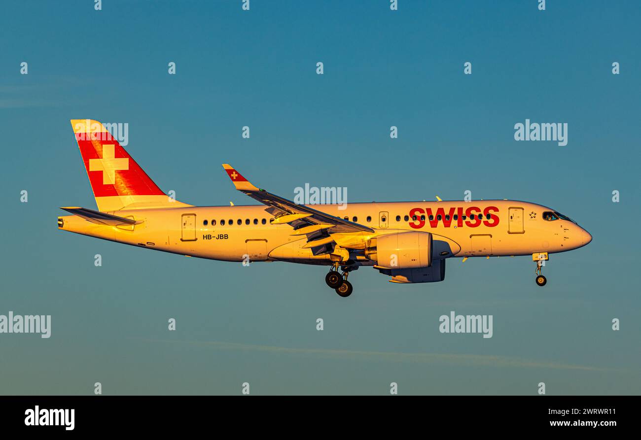 Ein Airbus A220-100 von Swiss International Airlines befindet sich im Landeanflug auf den Flughafen Zürich. Registrierung HB-JBB. (Zürich, Schweiz, 20. Stockfoto