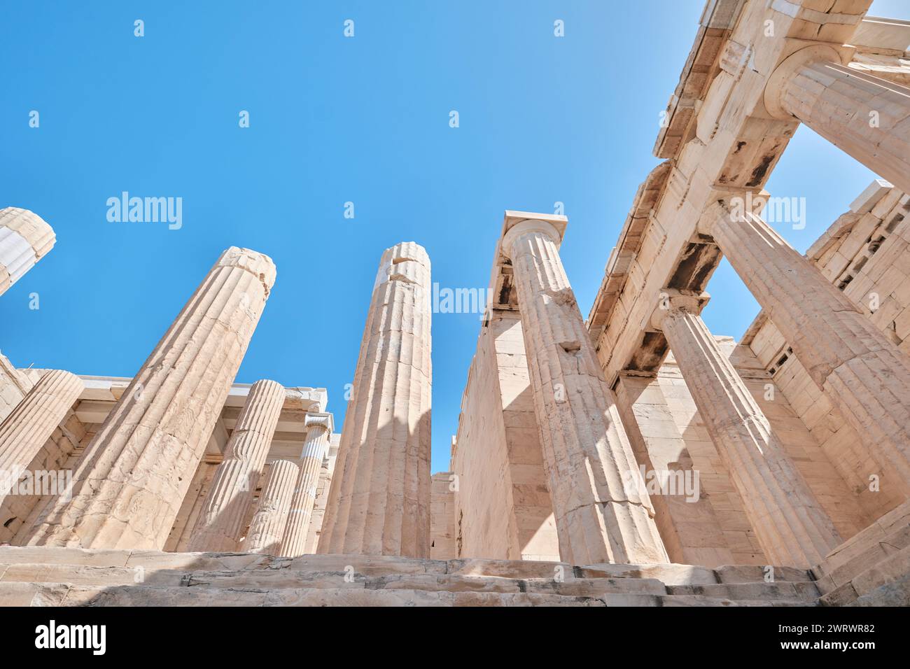 Athen, Griechenland - 02. März 2024: Architektonische Details der Propyläen auf der Akropolis von Athen Stockfoto