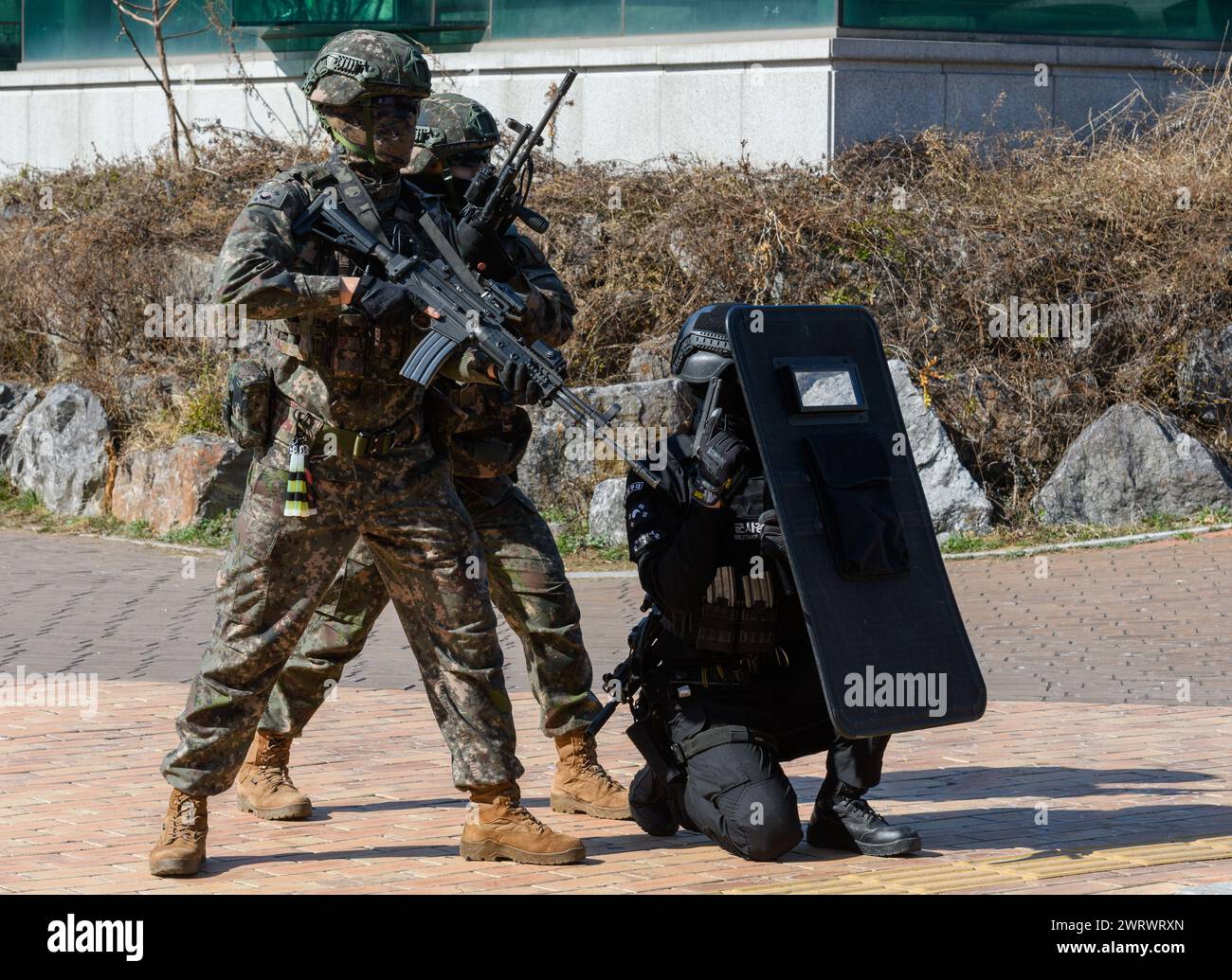 Seoul, Südkorea. März 2024. Soldaten der südkoreanischen Armee nehmen an einer gemeinsamen Anti-Terror-Übung am Rande der jährlichen gemeinsamen Militärübung des Freedom Shield zwischen Südkorea und den Vereinigten Staaten auf einer Station in Seoul Teil. Südkorea und die Vereinigten Staaten haben am 14. März eine große gemeinsame militärische Übung abgeschlossen, die die Abschreckung gegen nordkoreanische Bedrohungen verstärken sollte, sagte das südkoreanische Militär. (Foto: Kim Jae-Hwan/SOPA Images/SIPA USA) Credit: SIPA USA/Alamy Live News Stockfoto