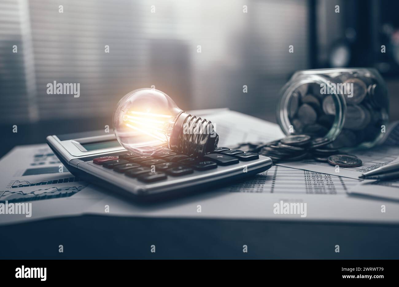 Glühlampe stellt eine gute Geschäftsvorstellung für Rechner und Finanz-, Budget- oder Asset-Dokumente am Arbeitsplatz dar. Idee, Unternehmen, Unternehmenskonzept. Stockfoto