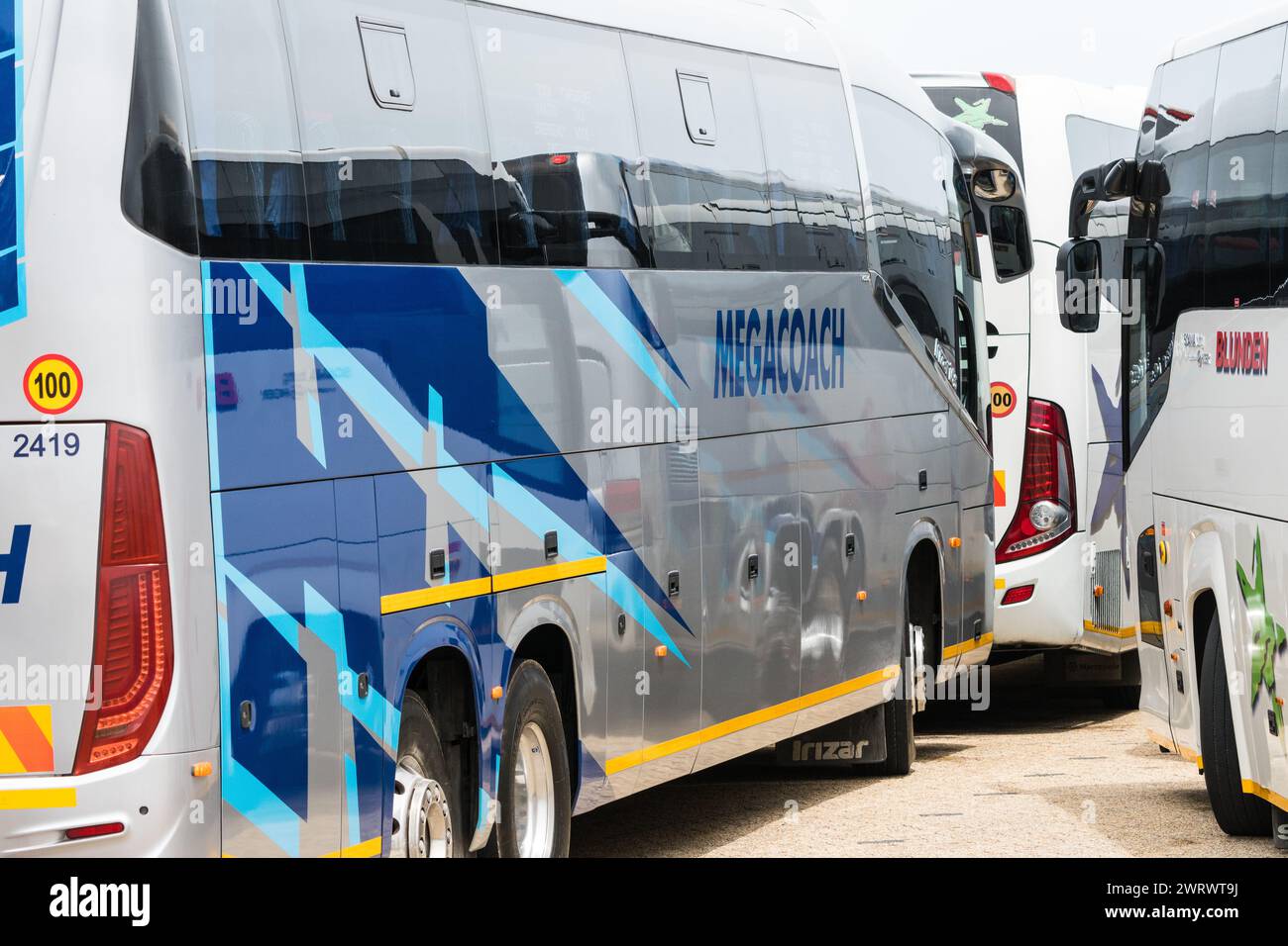Tourenbusse, Reisebusse, Busse, die an einem Touristenziel in Cape Point, Western Cape, Südafrika Konzeptreisen und Tourismustransport parken Stockfoto