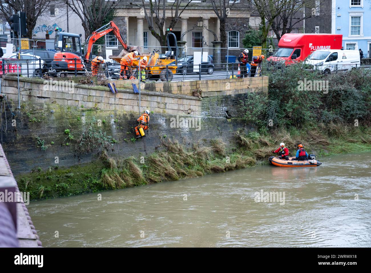 Bristol, Großbritannien. Arbeiter, der Reparaturen an einer Flussmauer am Avon New Cut im Rahmen des Projekts zur Stabilisierung der Flussmauer durch die Stadträte durchführt Stockfoto