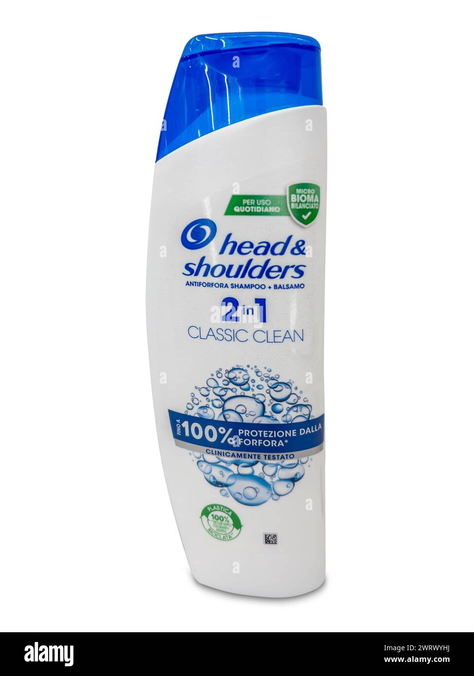 Italien - 13. März 2024: Kopf-Schulter-Anti-Schuppen-Shampoo und Conditioner Plastikglas isoliert auf weiß mit Schneidepfad enthalten. Kopfmuschel Stockfoto