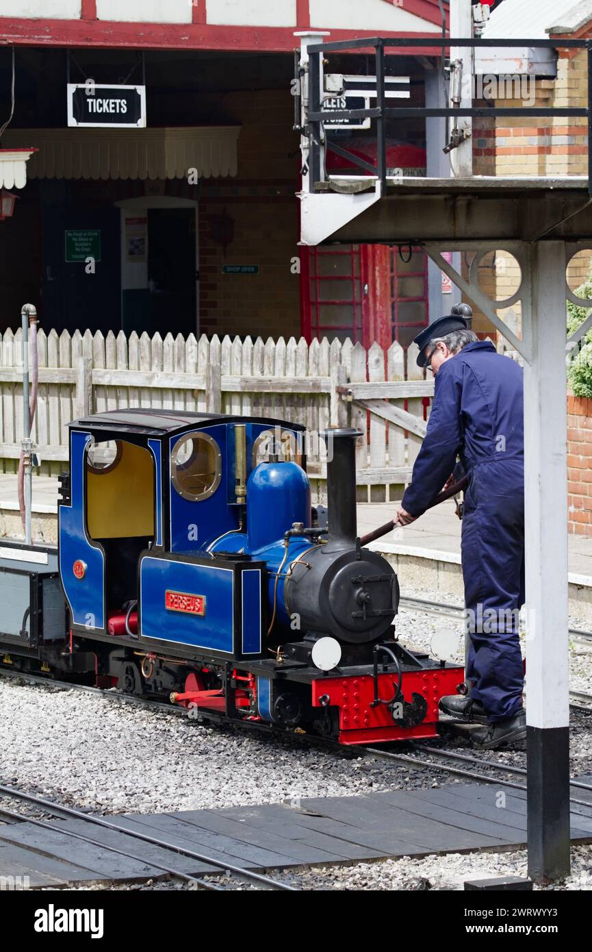 Zugführer, der mit Wasser die 7 1/4 Zoll Schmalspurlokomotive, Perseus, bei der Moors Valley Railway, Moors Valley, Großbritannien, betreibt Stockfoto