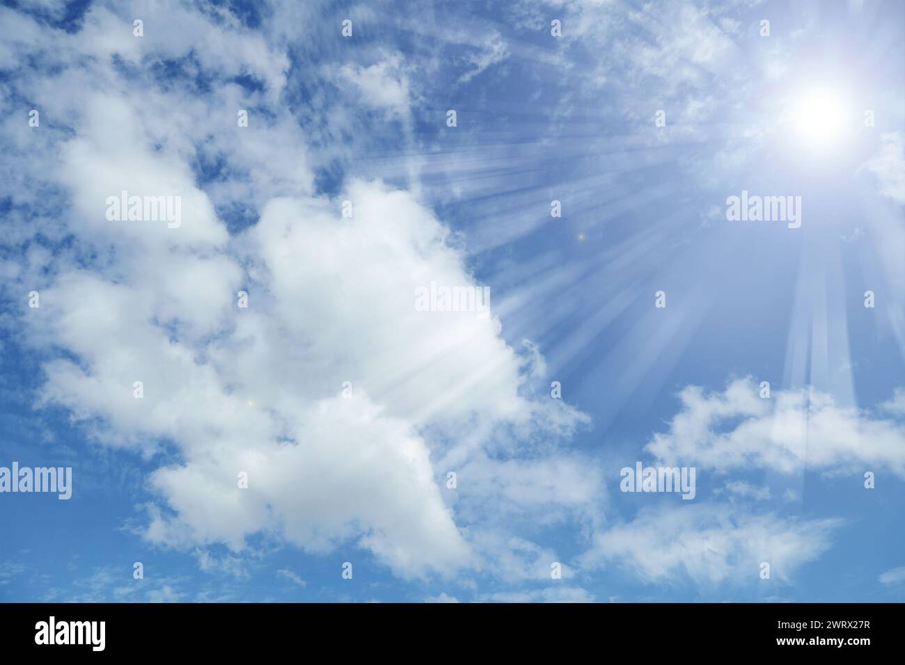 Helle Sonne in Wolken Stockfoto