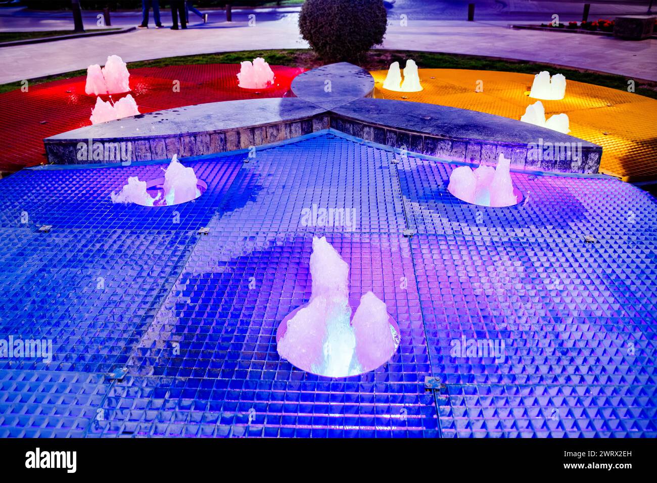 Brunnen, beleuchtet mit den Ryb-Farben in der Altstadt von Orihuela Stockfoto