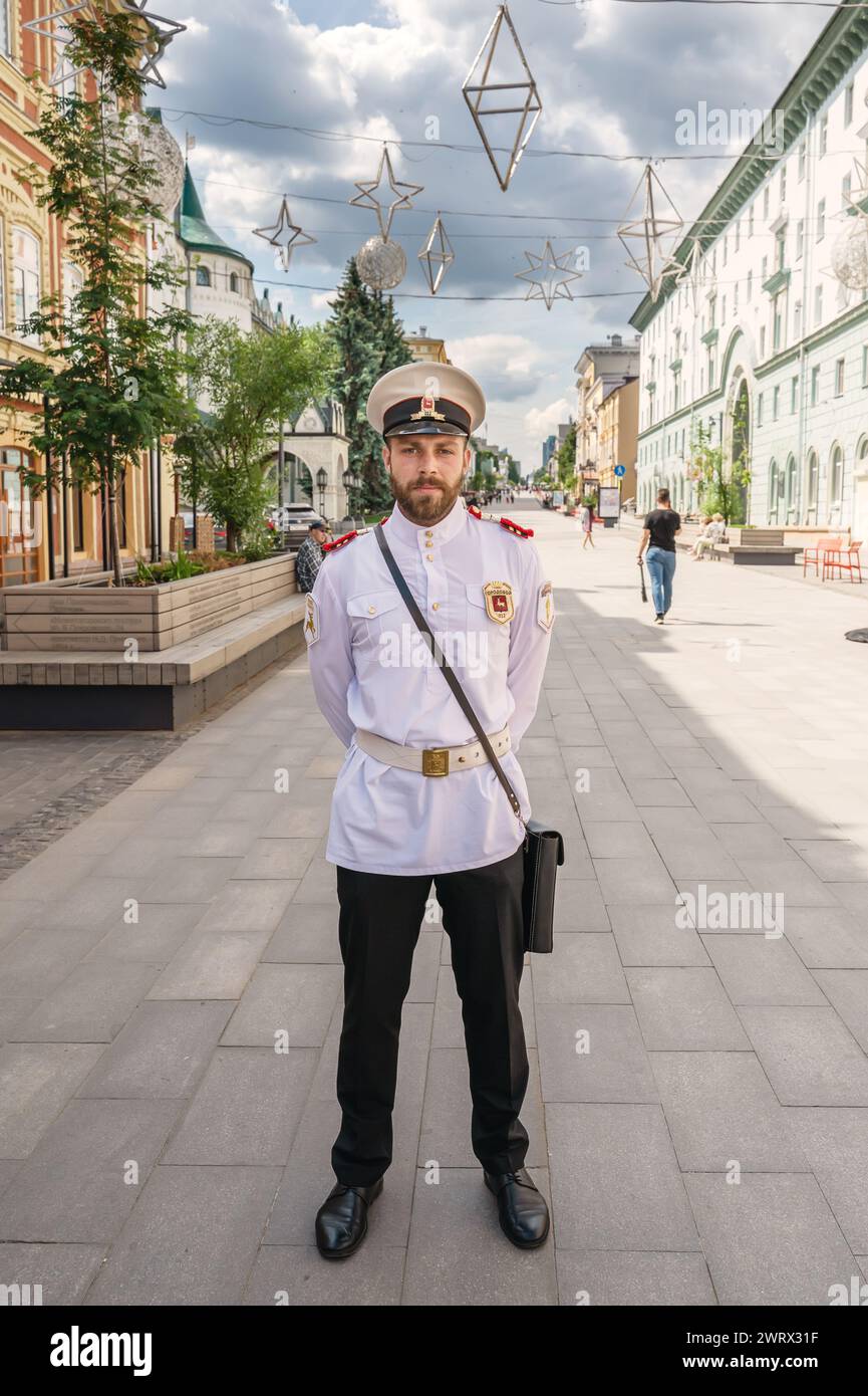 Nischni Nowgorod, Russland, 30. Mai 2023. Ein junger Mann in Polizistenuniform läuft entlang der Fußgängerzone Bolschaja Pokrowskaja. Stockfoto