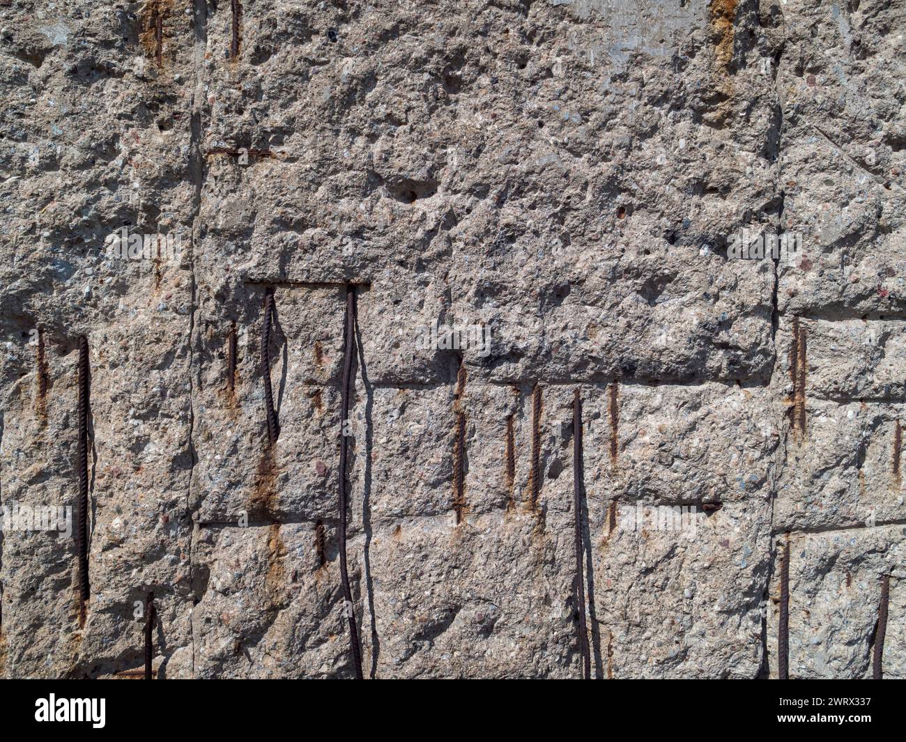Ein Verlust eines zerbröckelnden, erhaltenen Teils der Berliner Mauer, Berlin. Stockfoto