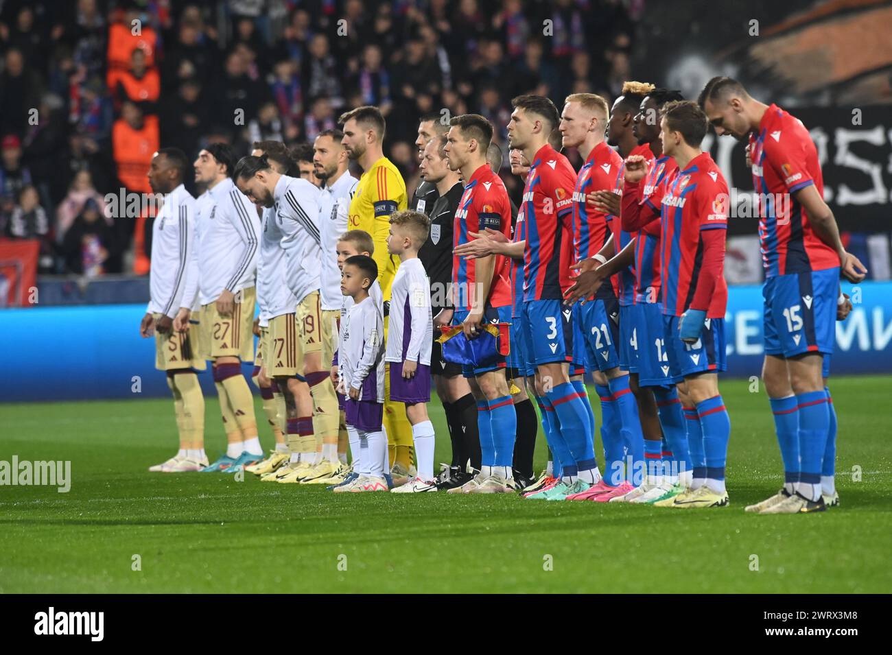 Pilsen, Tschechische Republik. März 2024. (L-R) die Fußballmannschaften Servette FC Genf und FC Viktoria Plzen vor dem Rückspiel Viktoria Plzen gegen Servette Genf im Halbfinale der Europa League am 14. März 2024 in Pilsen, Tschechien. Quelle: Slavomir Kubes/CTK Photo/Alamy Live News Stockfoto