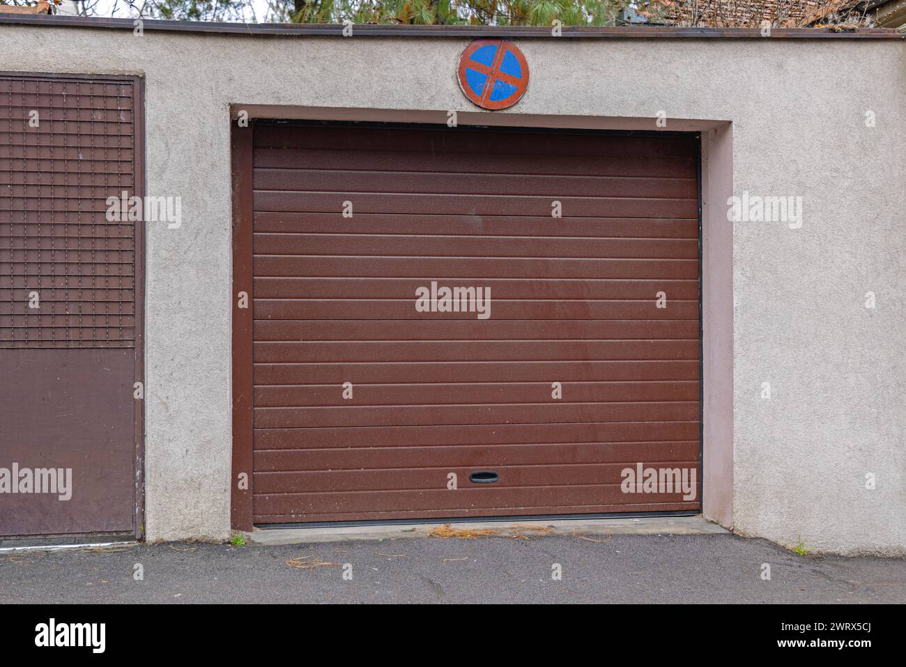 Geschlossene Braune Garage Rolltür Mit Straßenschild Ohne Parken Stockfoto