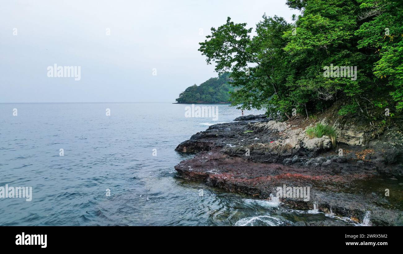 Ein grüner Strand und Meer in Praia Grande, Sao Tome, Südafrika Stockfoto