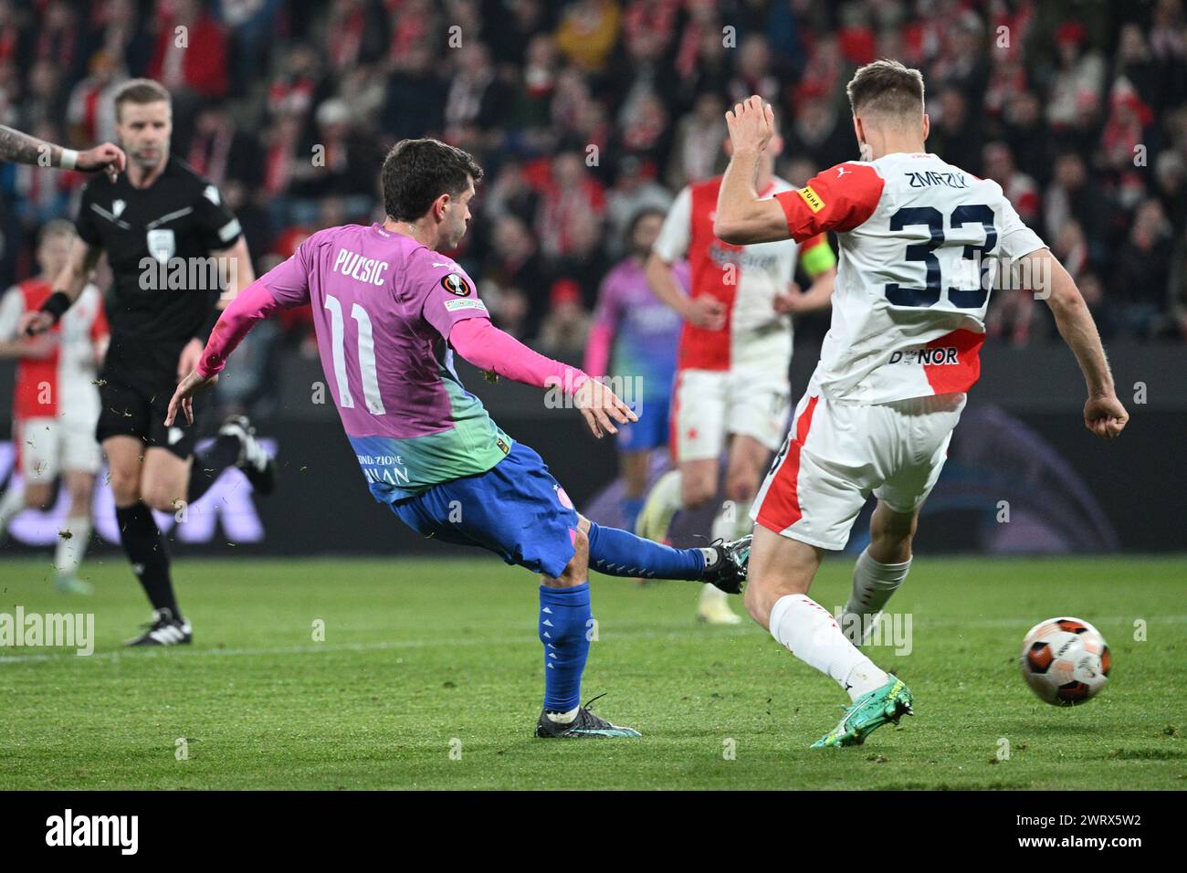 Prag, Tschechische Republik. März 2024. Christian Pulisic vom AC Milan, links, schießt ein Tor während des Rückspiels Slavia Praha gegen AC Mailand im Halbfinale der Europa League am 14. März 2024 in Prag. Quelle: Michal Kamaryt/CTK Photo/Alamy Live News Stockfoto