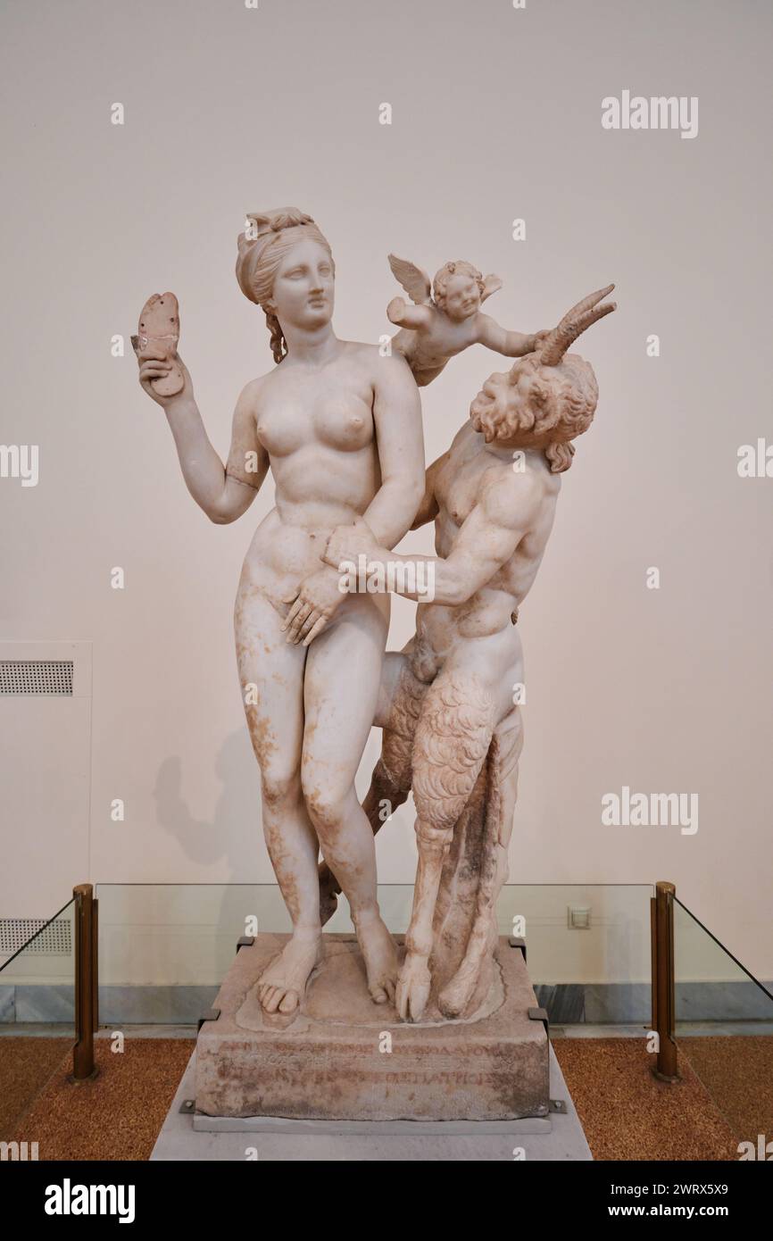 Athen, Griechenland - 03. März 2024: Marmorstatuengruppe von Aphrodite, Pan und Eros. Nationales Archäologisches Museum von Athen. Stammt aus dem Jahr 100 v. Chr Stockfoto