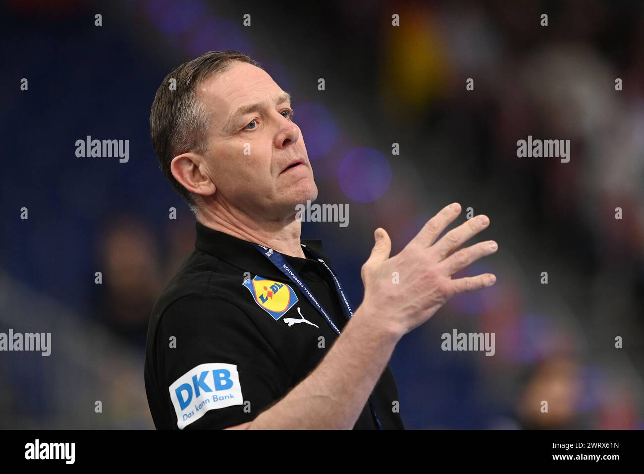 Hannover, Deutschland. März 2024. Handball: Olympische Qualifikation, Deutschland - Algerien, Qualifikation, Turnier 2, Spieltag 1, ZAG Arena. Der deutsche Trainer Alfred Gislason folgt der Aktion. Quelle: Swen Pförtner/dpa/Alamy Live News Stockfoto