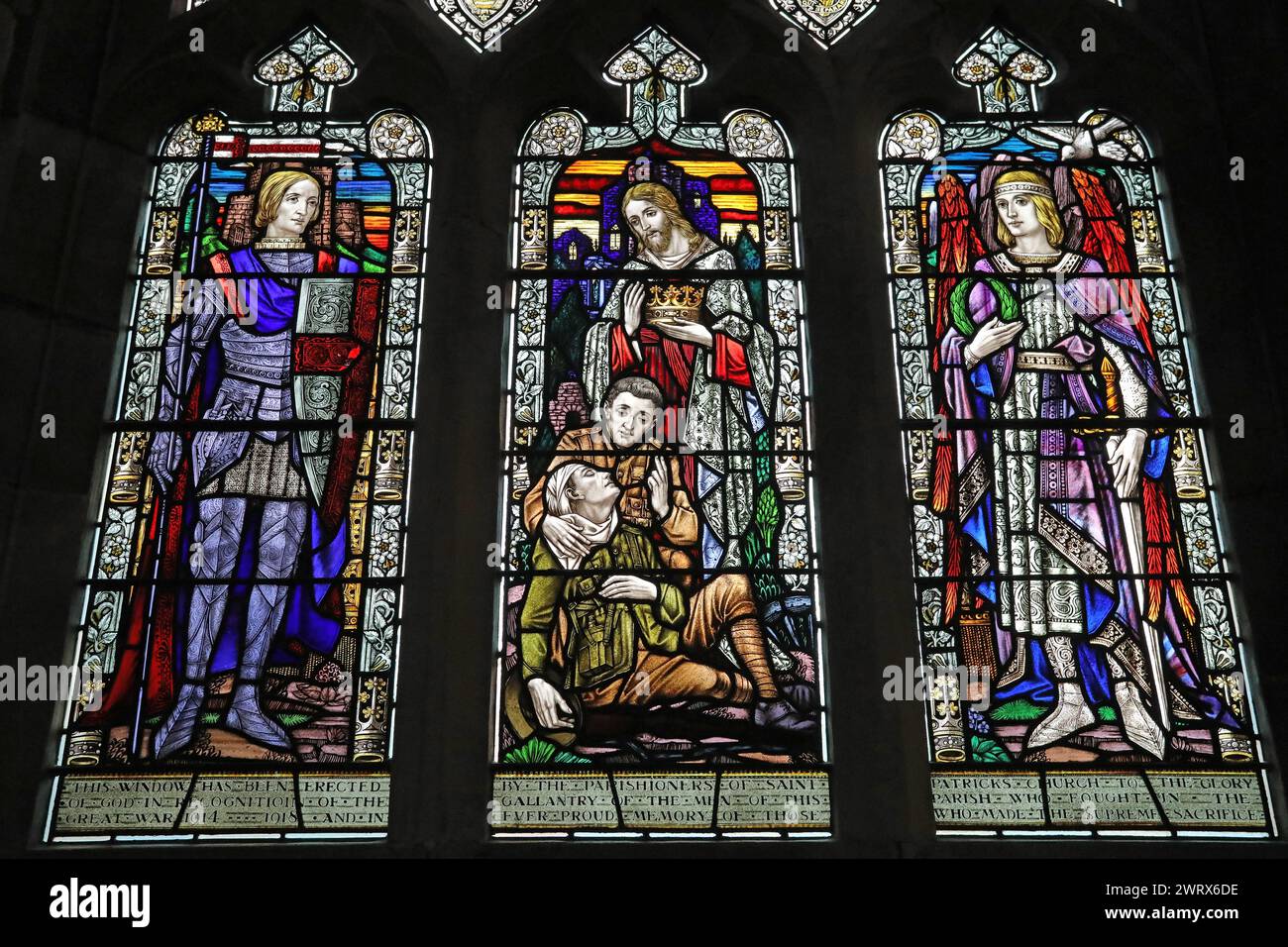 Glasfenster des war Memorial von Joshua Clarke in der Kirche St. Patrick in Coleraine Stockfoto