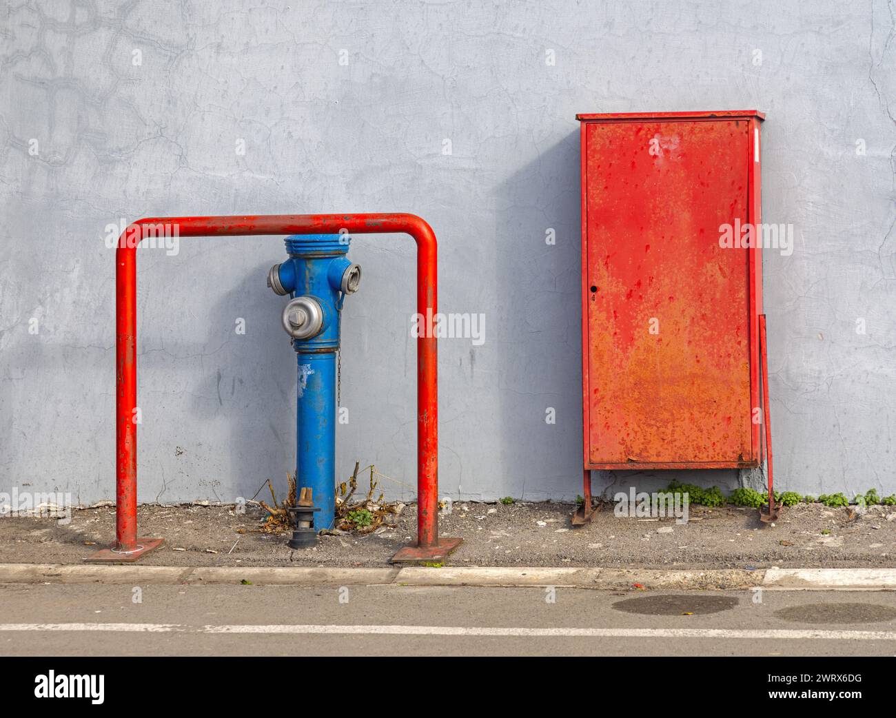 Hydrantenleitung und Feuerwehrausrüstung Rote Box Stockfoto