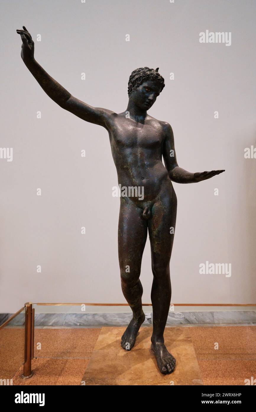 Athen, Griechenland - 03. März 2024: Bronzestatue eines jungen Athleten im Archäologischen Nationalmuseum von Athen. Stammt aus dem Jahr 340 v. Chr Stockfoto