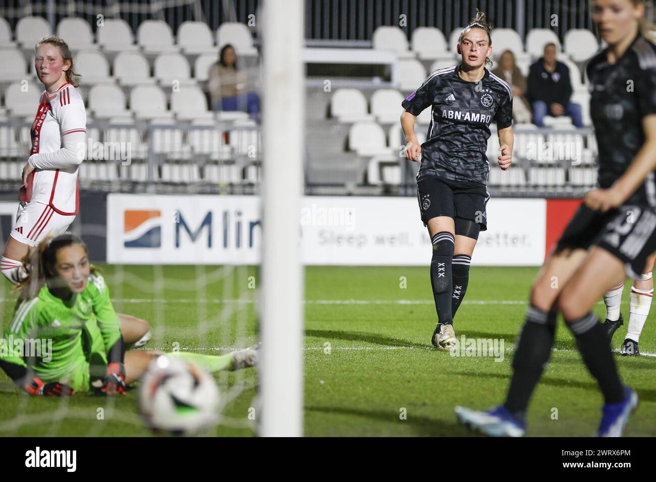 Amsterdam, Niederlande. März 2024. AMSTERDAM, 14.03.2024, Sportpark de Toekomst, TOTO KNVB Beker Vrouwen Football Final Four, Saison 2023/2024, Spiel zwischen Jong Ajax und Ajax (Frauen), Ajax Spieler Romee Leuchter erzielt 0-2 Credit: Pro Shots/Alamy Live News Stockfoto