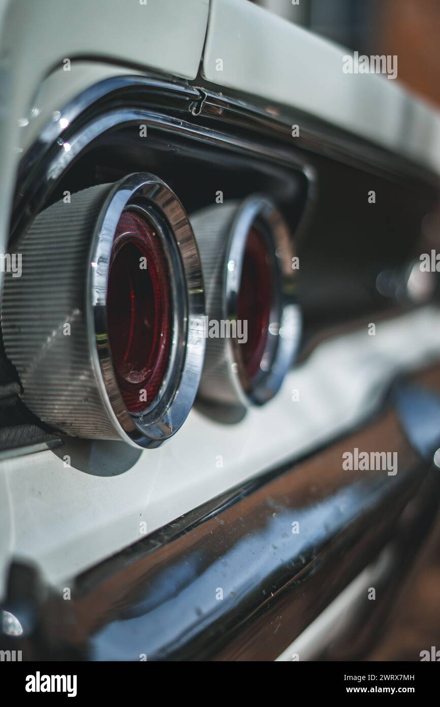 Antikes Auto, jede Fahrt ist eine Reise in die Gedächtnisspur. Das Leben ist zu kurz, um langweilige Autos zu fahren. Stockfoto