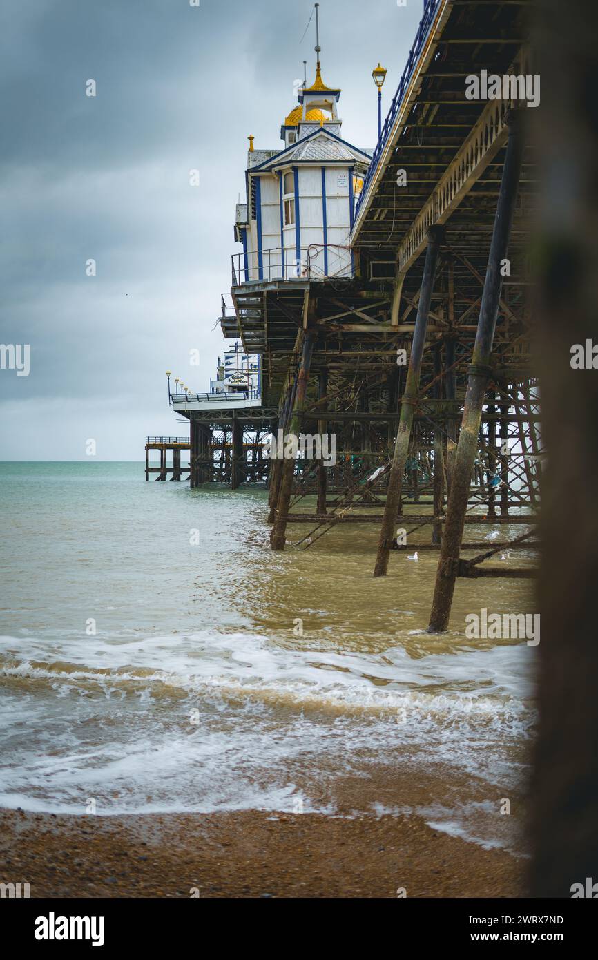 Eastbourne Pier, an der Südküste Großbritanniens. An einem stimmungsvollen Wettertag. Stockfoto