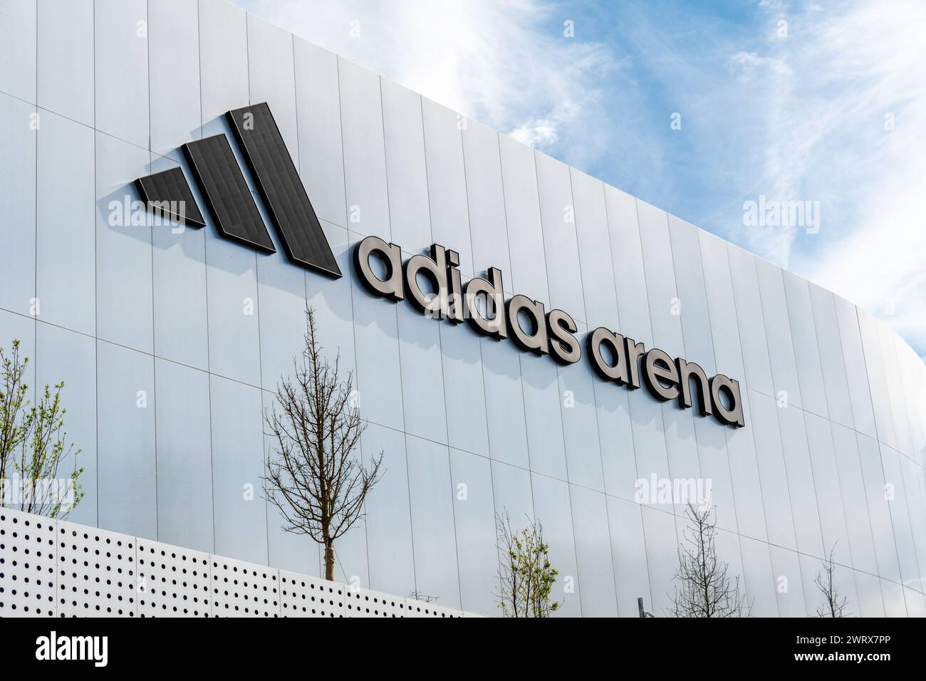 Schild und Logo der Adidas Arena, auch bekannt als Arena Porte de la Chapelle, eine Mehrzweckhalle, in der Sportveranstaltungen und Konzerte stattfinden, sowie eine olympia-Veranstaltung Stockfoto