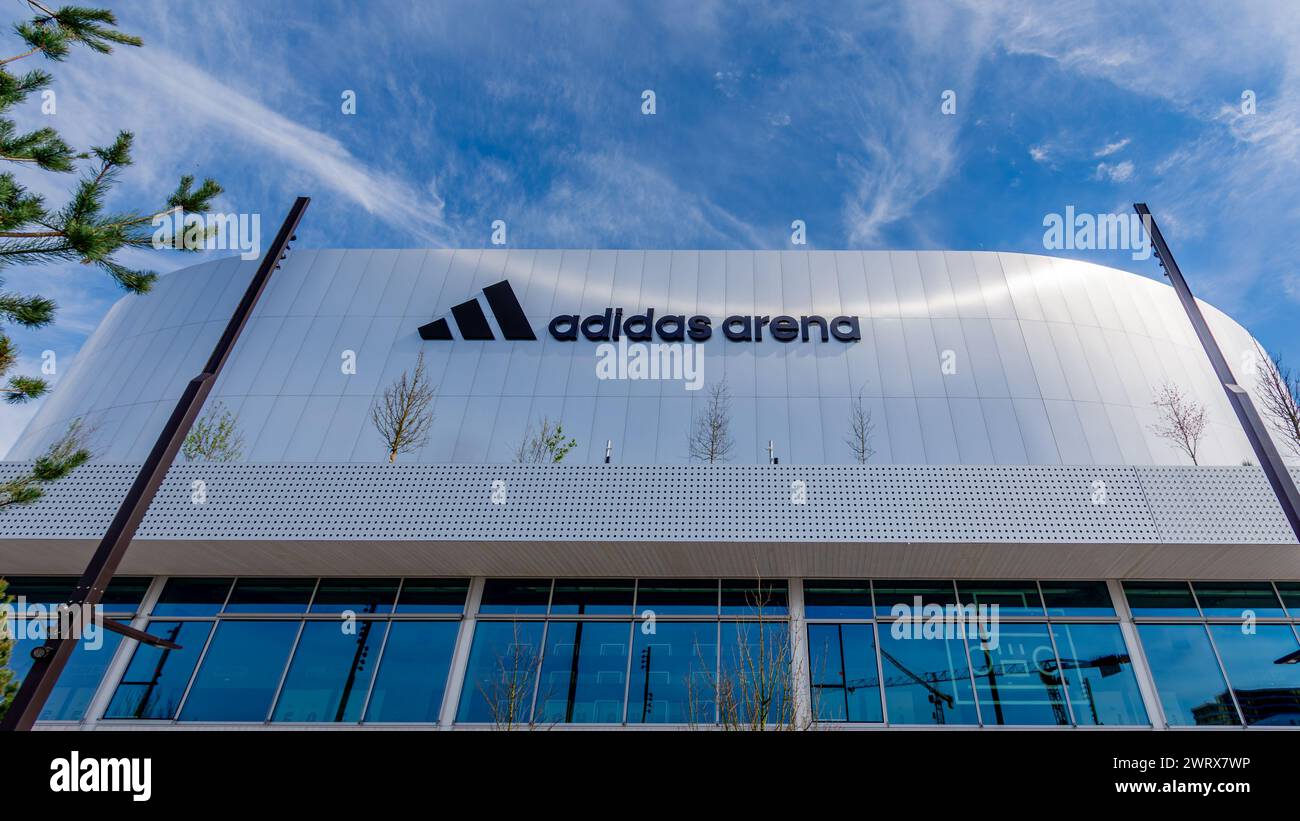 Fassade der Adidas Arena, auch bekannt als Arena Porte de la Chapelle, eine Mehrzweckhalle, in der Sportveranstaltungen und Konzerte stattfinden, sowie ein olympiazentrum Stockfoto