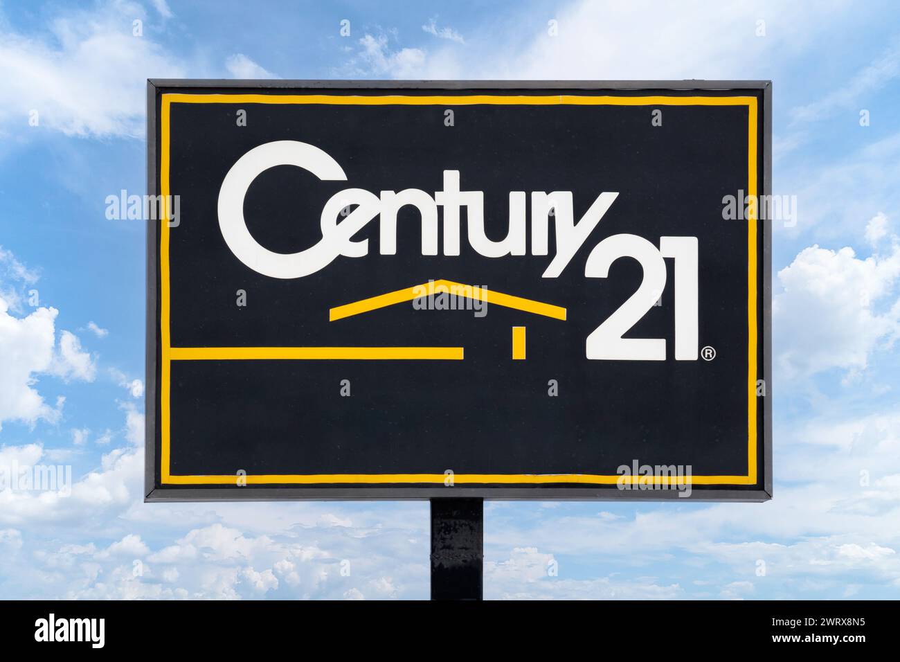 NEW RICHMOND, WI, USA - 31. DEZEMBER 2023: Außenansicht des Immobilienbüros Century 21 und Markenlogo. Stockfoto