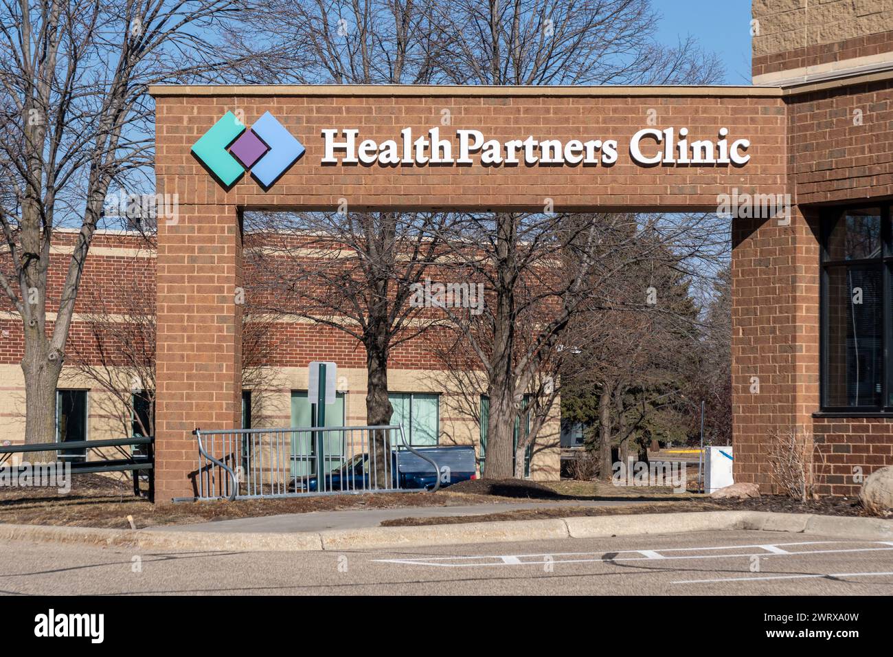 ST PAUL, MN, USA – 11. FEBRUAR 2024: Außeneingang der HealthPartners Clinic und Markenlogo. Stockfoto