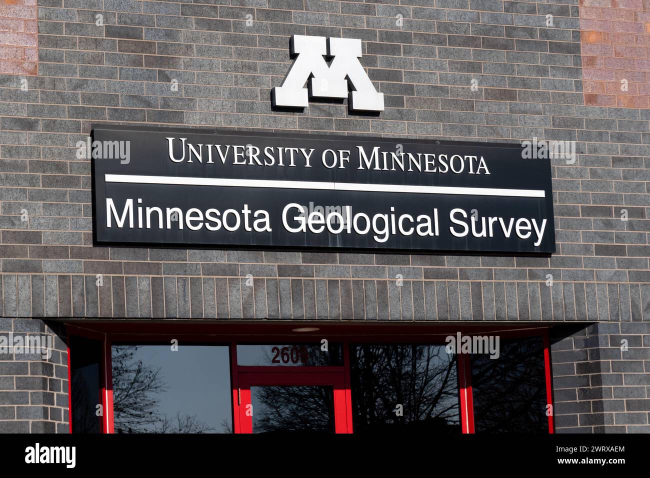 ST PAUL, MN, USA - 11. FEBRUAR 2024: Minnesota Geological Survery Außeneingang und Markenlogo. Stockfoto