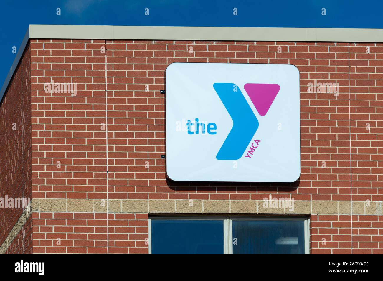 HUDSON, WI, USA - 9. MÄRZ 2024: Außenschild und Markenlogo des YMCA Fitness Club. Stockfoto