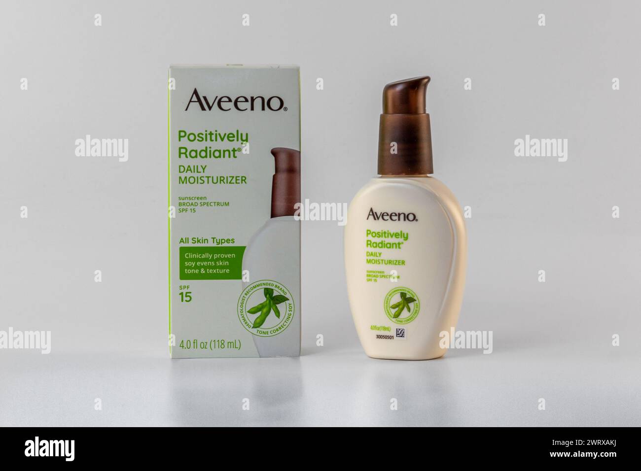 Aveeno Behälter Für Tagesfeuchte Mit Positiver Strahlkraft Stockfoto